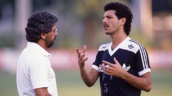 Fernando conversa com tcnico Srgio Cosme no Vasco, em 1989
