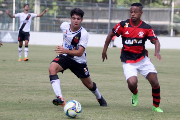 Dudu disputa a bola com Lucas Silva, do Flamengo