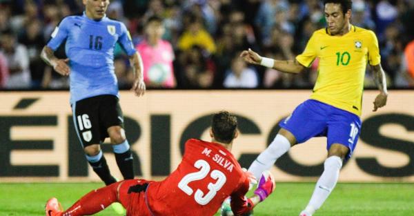 Martn Silva sai aos ps de Neymar no jogo Uruguai 1 x 4 Brasil