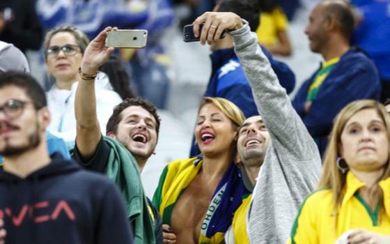 Bianka posa com torcedores no jogo do Brasil contra o Paraguai, na noite desta tera-feira (28)