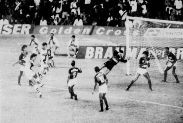 Flvio marca o 4 gol do Vasco. (Jornal dos Sports - 30/03/1992)