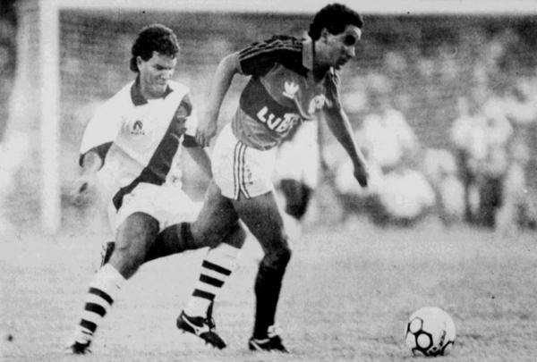 Geovani e Zinho disputam a bola (Jornal dos Sports - 30/03/1992)