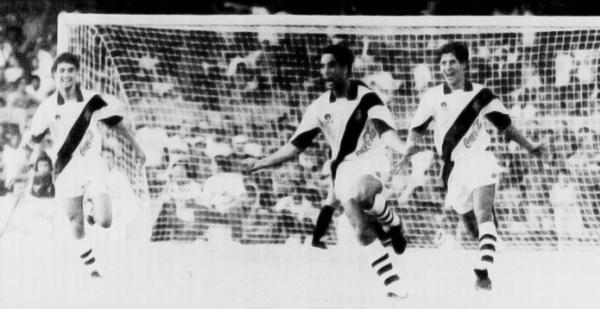 Edmundo comemora seu gol, observado por Bismarck e Bebeto. (Jornal do Brasil - 30/03/1992)