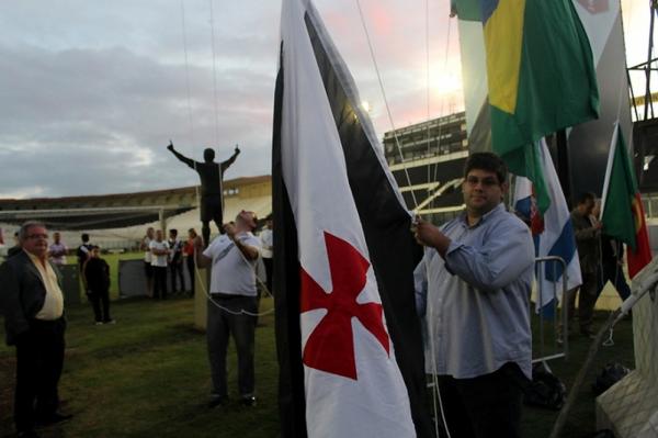 Andr Luiz hasteia bandeira do Vasco em So Janurio