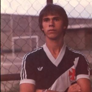 Um jovem Milton Mendes em seus tempos de jogador do Vasco