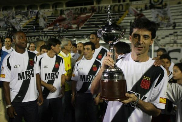 Mauro Galvo levanta a Libertadores em homenagem, em 2008, pelos dez anos do ttulo