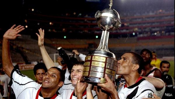 Donizete beija a taa da Libertadores de 1998