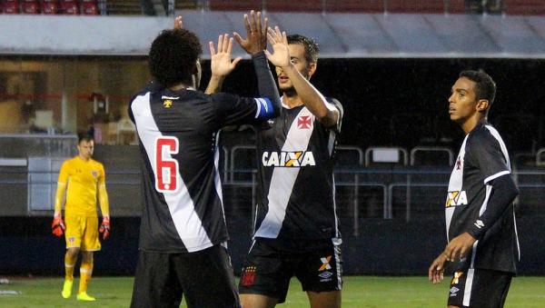 Bruno Cosendey comemora seu gol com Alan Cardoso (6)