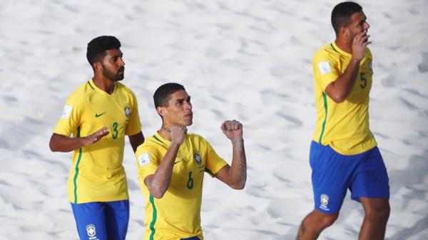 Luco (6) comemora gol do Brasil