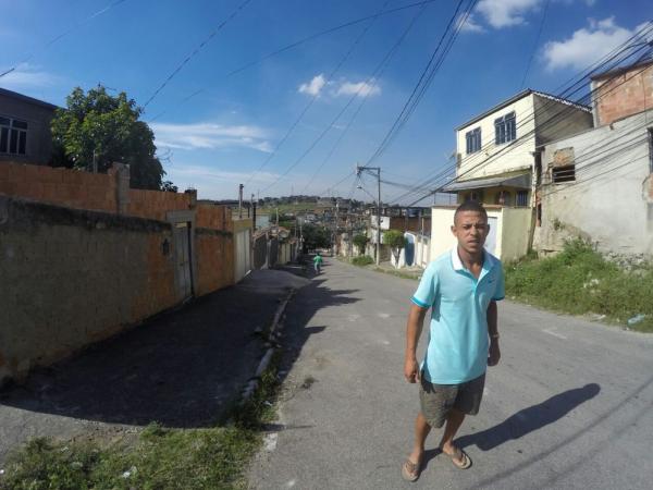 Luizinho no bairro onde mora, em Nilpolis, Baixada Fluminense