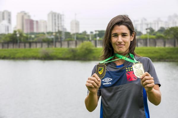 Sofia exibe medalhas com a camisa do Vasco
