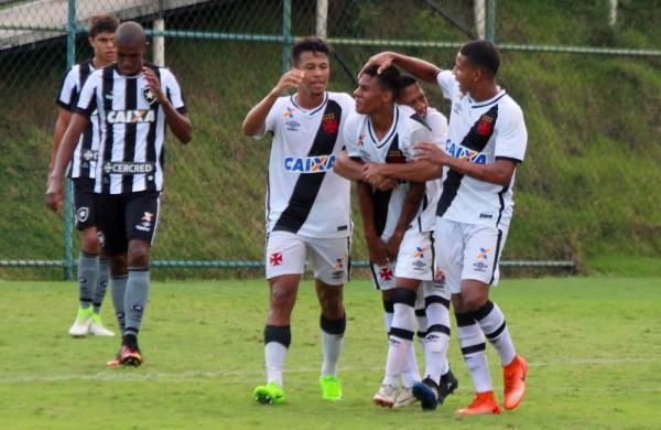 Vagner, do Vasco, comemora seu gol contra o Botafogo