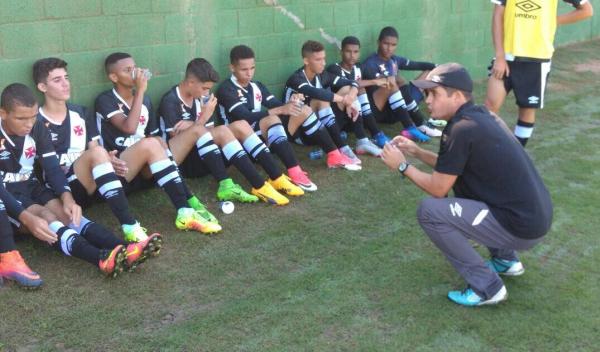 Equipe sub-15 escuta recomendações do técnico Bruno Almada