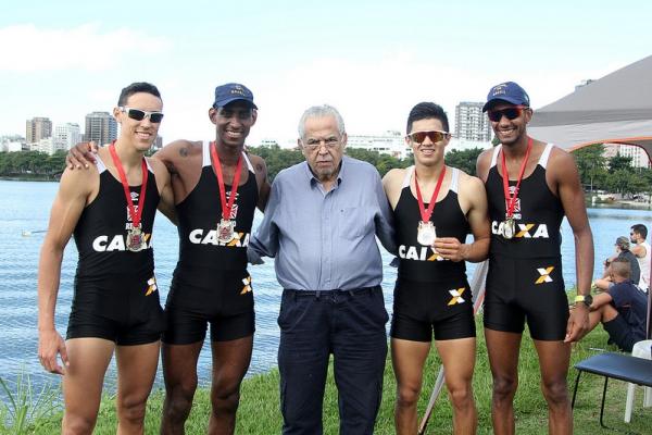 Ao lado do presidente Eurico Miranda, Bruno (esquerda para direita), Renato Cataldo, Alexis e Marcos Oscar comemoram vitória no 4 Sem peso leve masculino