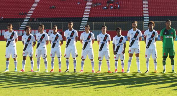 Jogadores perfilados antes do início do jogo na Bahia