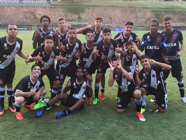 Equipe infantil comemora vitória sobre o Atlético-PR