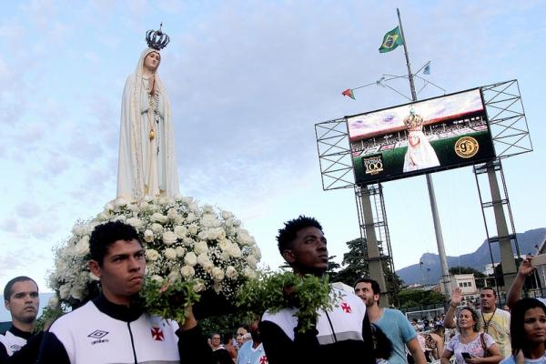 Atletas do clube carregam imagem de Nossa Senhora de Fátima