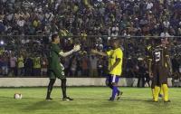 Marcelinho cumprimenta o goleiro da seleção de Parauapebas após fazer gol de falta