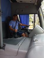 Marcelinho arrisca uma arrancada a bordo do ônibus da seleção master