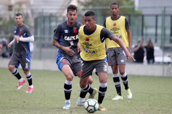 Luiz Henrique protege a bola de Bruno Cosendey