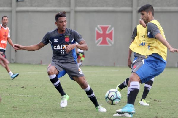 Caio Monteiro disputa a bola com Ricardo Graça