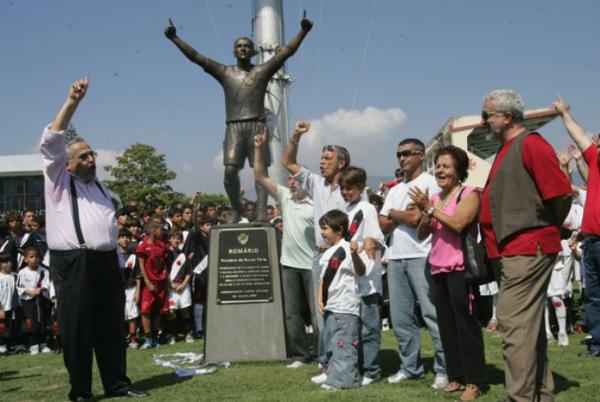 Eurico afirma que estátua em São Januário é em homenagem ao milésimo gol