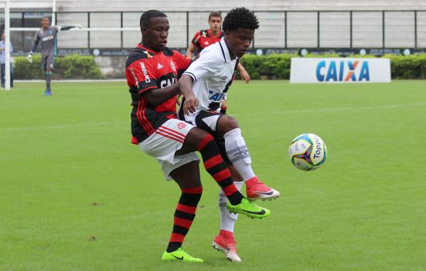 Robinho em ação diante do Flamengo em São Januário