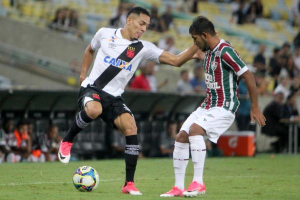 Gilberto em ação contra o Fluminense no Carioca