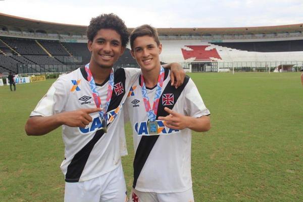 Douglas e Mateus Vital devem ser titulares neste sábado e foram campeões pelo sub-17 do Vasco