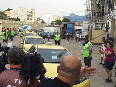 Jogadores do Vasco chegam de táxis em São Januário