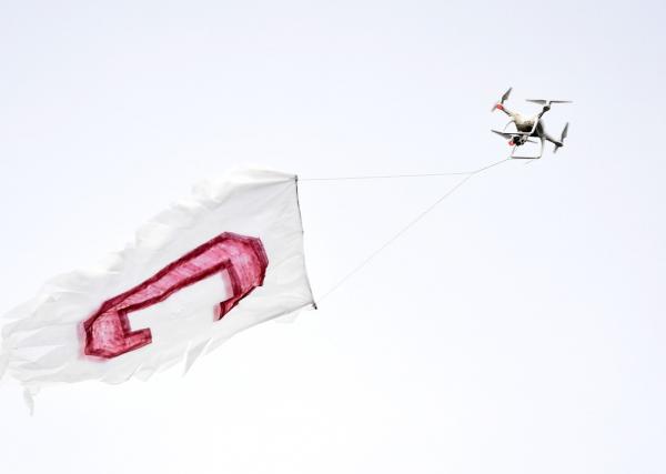 Drone com a letra C provoca os tricolores
