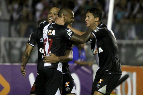Mateus Vital festeja gol ao lado de Manga e Luis Fabiano
