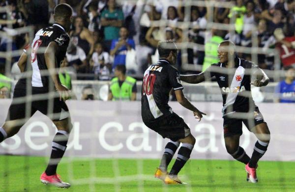 Manga (dir) comemora gol marcado contra o Fluminense