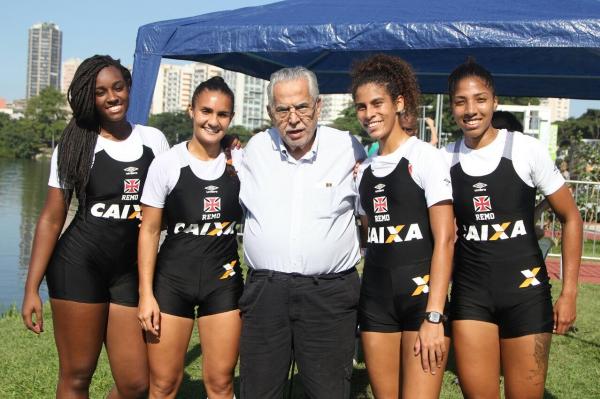 Meninas do Four Skiff ao lado do presidente Eurico Miranda
