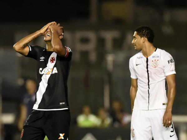 Luis Fabiano se lamenta: atacante fez dois gols, mas Vasco pecou na marcação e sofreu cinco