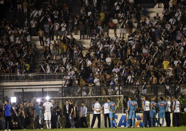 Partida contra o Corinthians teve confusão na arquibancada e na social de São Januário