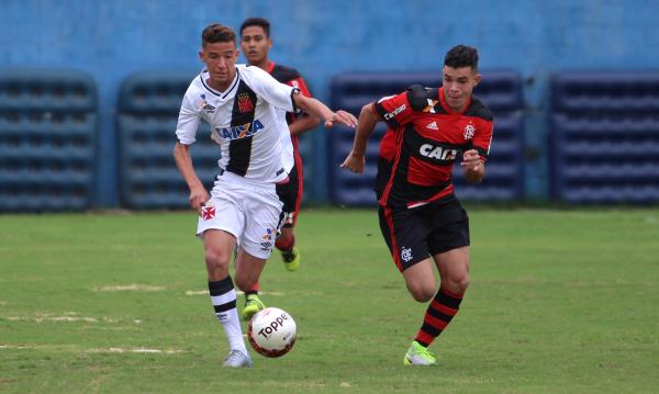 Arthur Sales tenta superar marcador do Flamengo