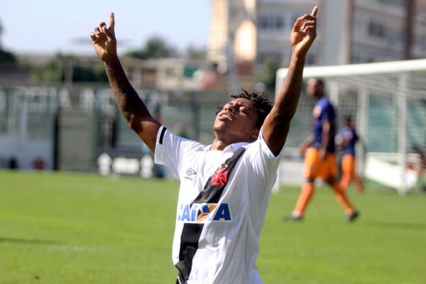 Paulo Vitor festeja um dos gols do triunfo