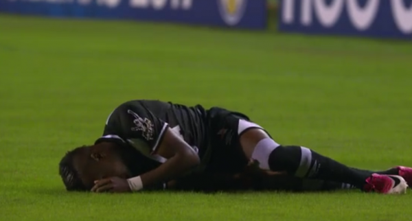 Kelvin fica caído no gramado após lesão contra o Corinthians