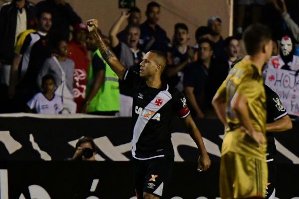 Luis Fabiano festeja seu gol sobre o Sport em São Januário