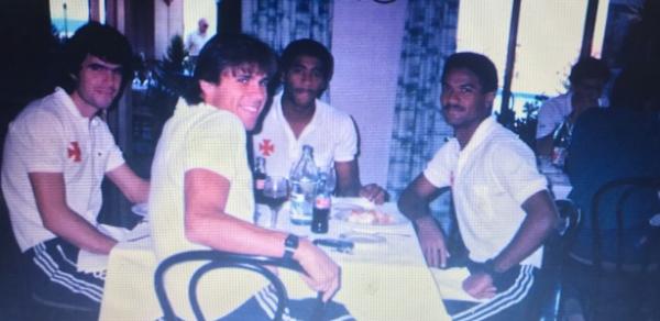 MIlton Mendes (de costas) com ex-companheiros de Vasco na década de 80