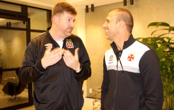  Marcelo Markus conversa com o treinador Milton Mendes