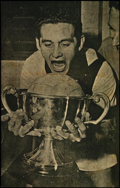 Orlando Peçanha, zagueiro revelado pelo Vasco e futuro Campeão do Mundo pela Seleção Brasileira em 1958, comeu a bola e abocanhou a Taça para o Vasco