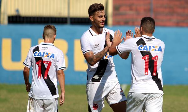 Paulinho (11) comemora um dos gols com Bruno Cosendey