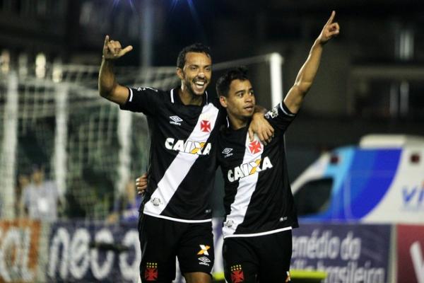 Nenê e Pikachu comemoram gol contra o Avaí: vitória marcou retorno ao grupo de classificados para a Libertadores