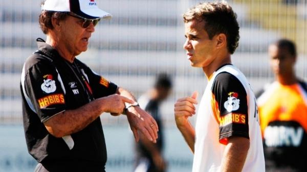 Morais conversa com o técnico Antônio Lopes durante treino do Vasco