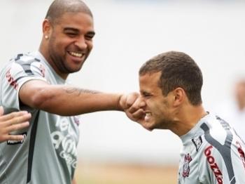 Morais brinca com Adriano no Corinthians