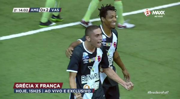 Jogadores comemoram 2º gol do Vasco
