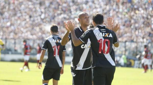 Luis Fabiano celebra com Nenê gol do Vasco