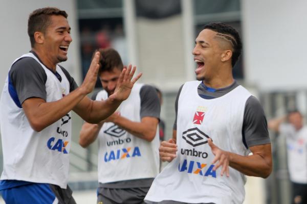 Ao lado de Jean, Gilberto sorri após gol no recreativo